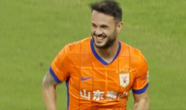 STAR SPORTS下载-强！卡扎连续7场破门，赛季第四次戴帽，22球领跑射手榜